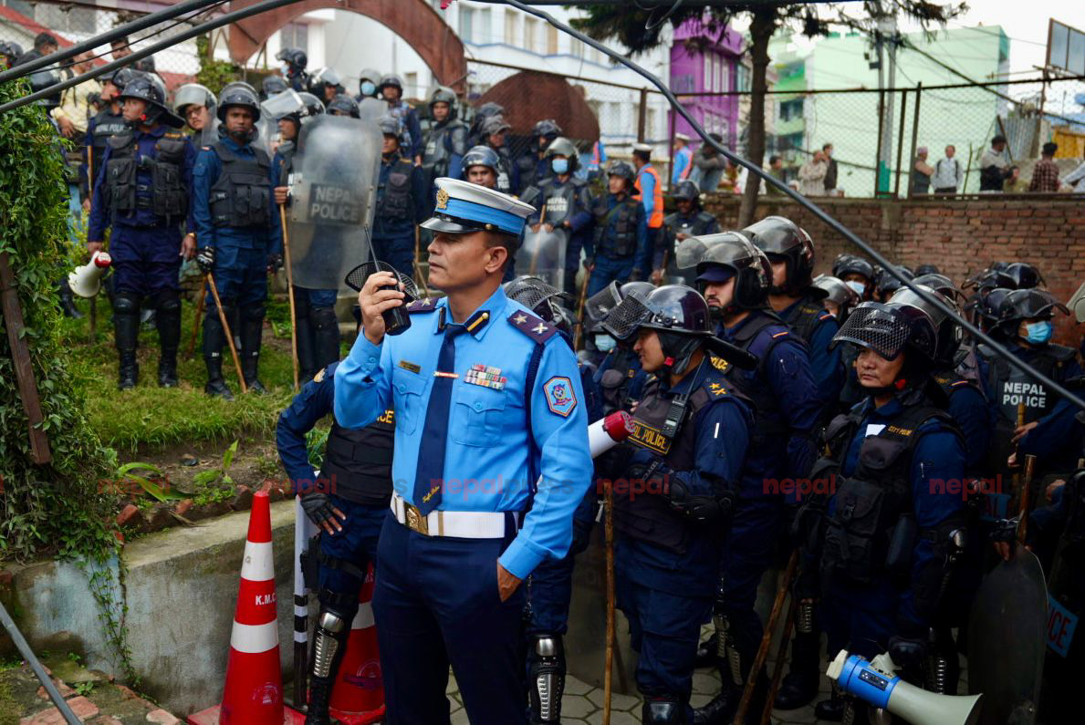 ट्राफिक बिट भत्काउन खोजेपछि नेपाल प्रहरी र नगर प्रहरी आमनेसामने, बालेन किन गर्दैछन् जबर्जस्ती ?
