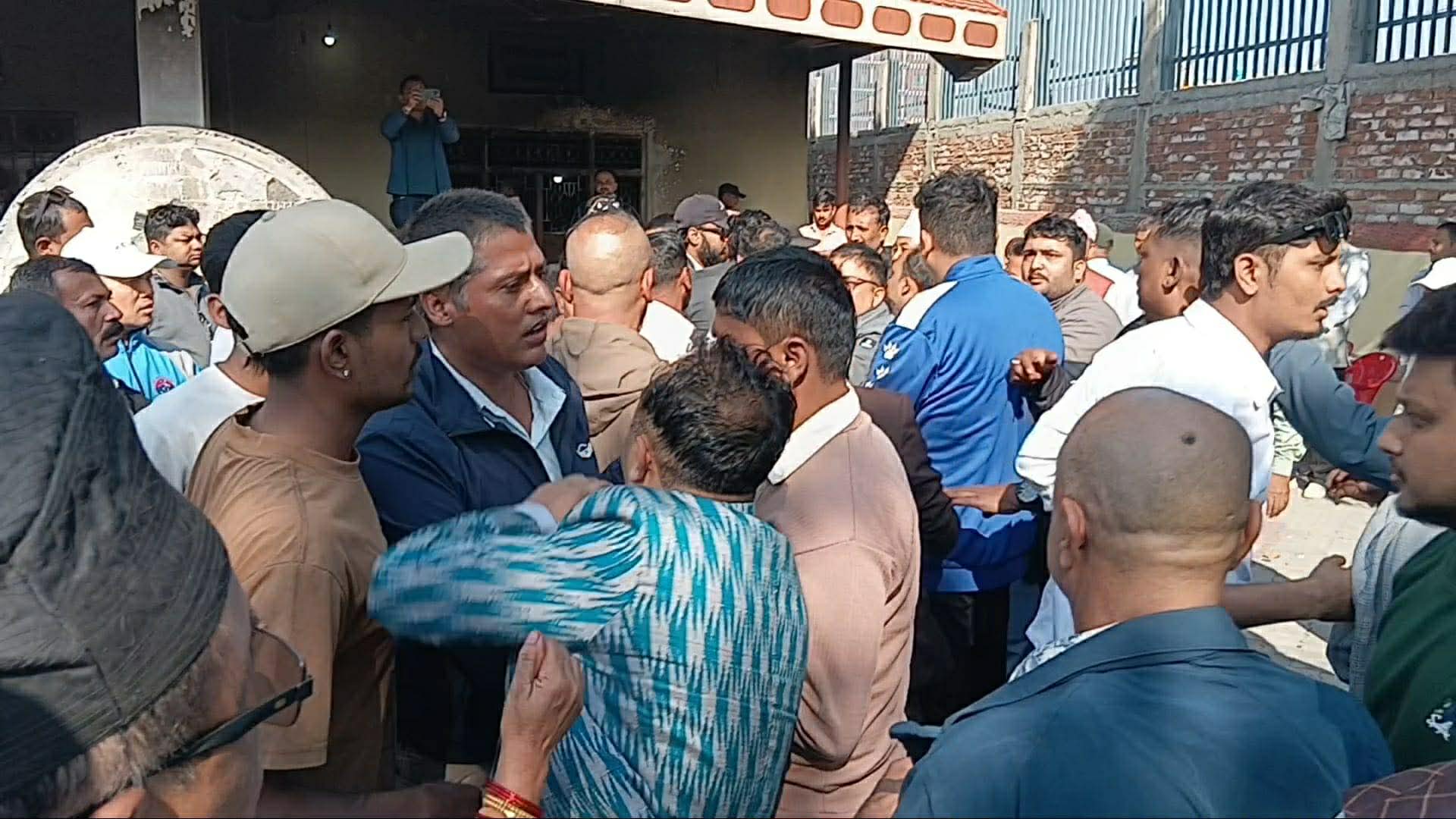 एमाले मोरङमा प्रतिनिधि छनाैटलाई लिएर तनाव, आफूआफूमै हात हालाहाल