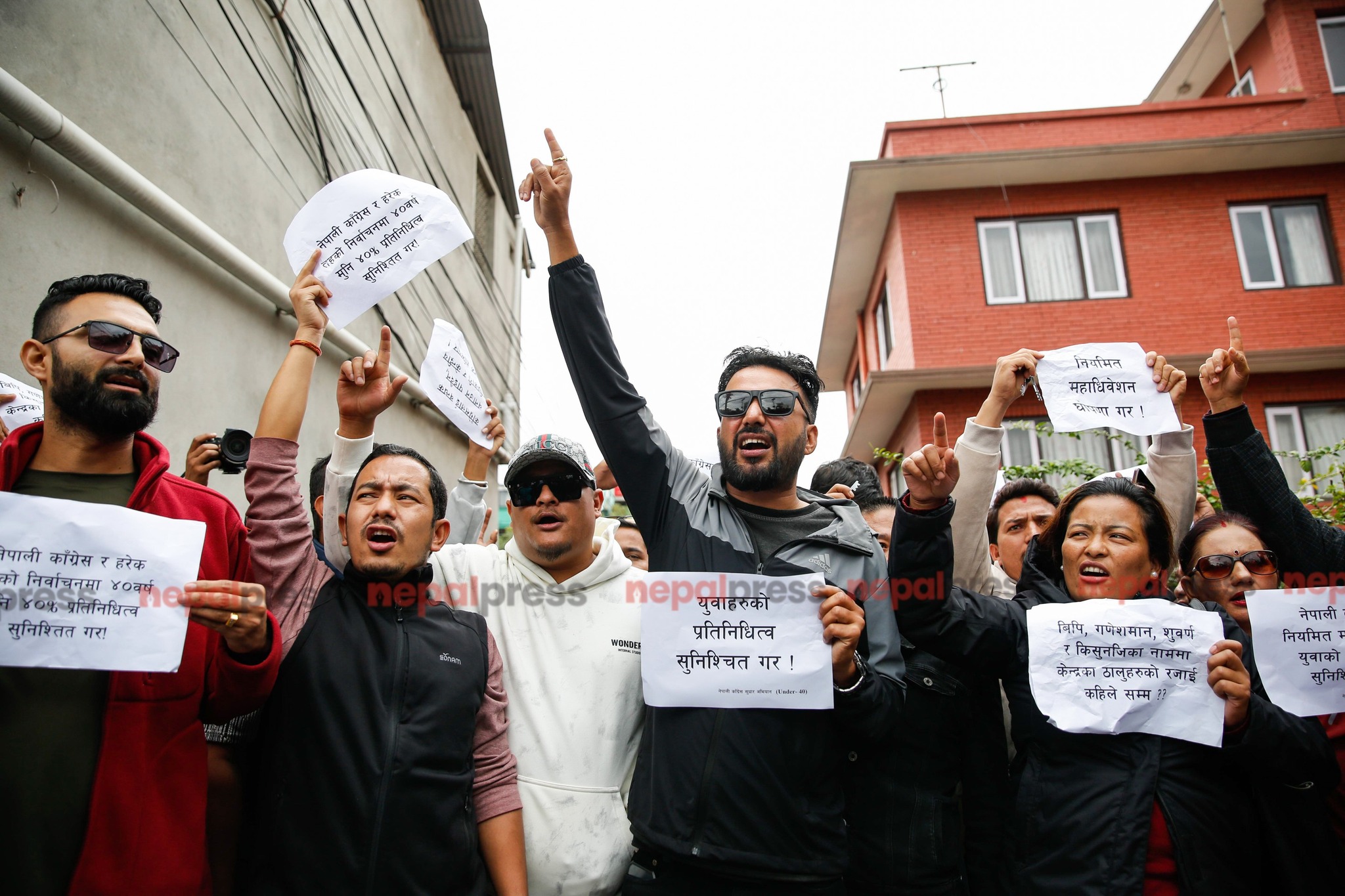 ‘कांग्रेस सुधार अभियान’ मा लागेका युवाले सानेपामा लगाए ताला (तस्बिरहरू)