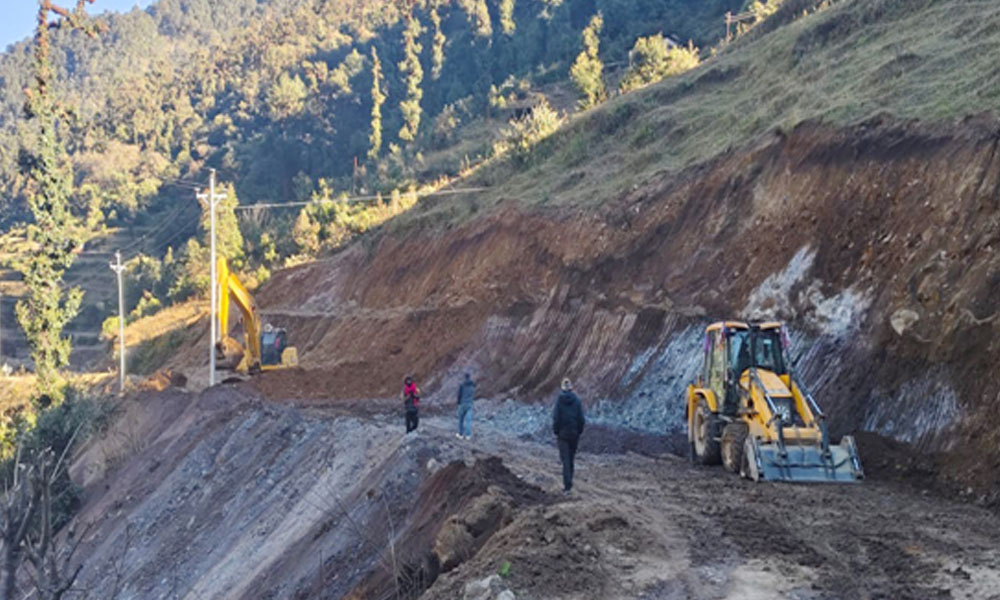 सालझण्डी–ढोरपाटन सडकः तीन पटक म्याद थप्दा पनि ६० प्रतिशत काम