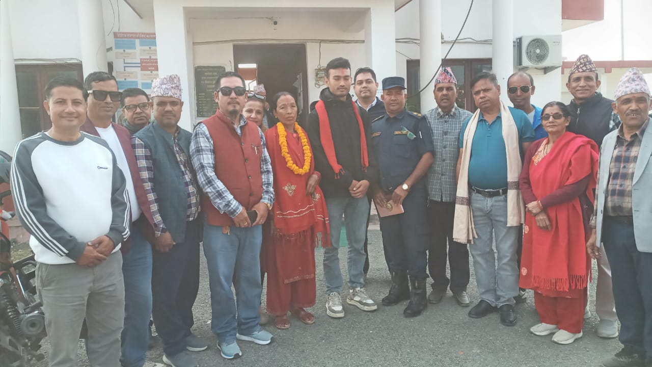 भेटाएको साढे ४ लाख रकम बुझाउने इमानदार व्यवसायी नारायण बन्जाडे अभिनन्दित