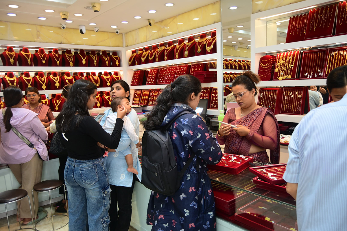 सुनचाँदीको मूल्य निरन्तर अकासिदो