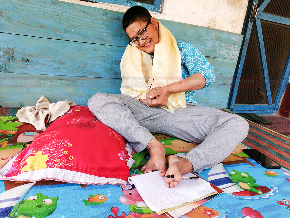 झमक घिमिरे भन्छिन्- जीवनलाई फूल भनेर लेखेँ, तर म स्वयंले काँडा भोग्दै छु