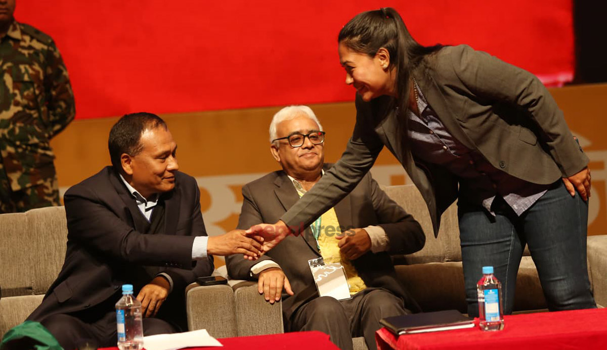 कुलमानको पार्टी घोषणामा पुगिन् सुमना श्रेष्ठ, मञ्चमै आसिन