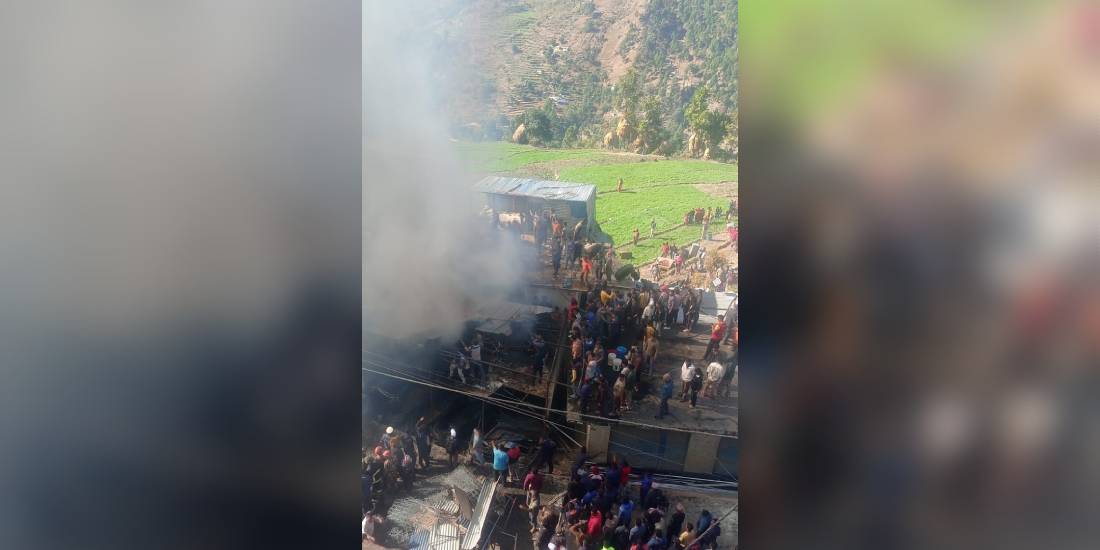 मार्तडी बजारमा आगलागी, २ घण्टादेखि निभाउने प्रयास जारी