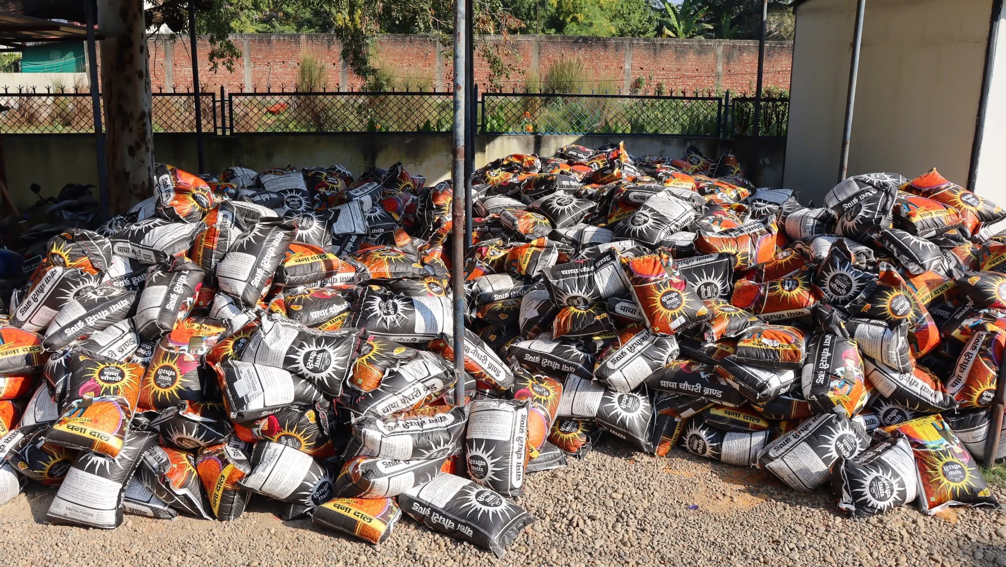 २० लाख ३४ हजार रुपैयाँ बराबरको मटर बरामद, पसल सञ्चालक पक्राउ